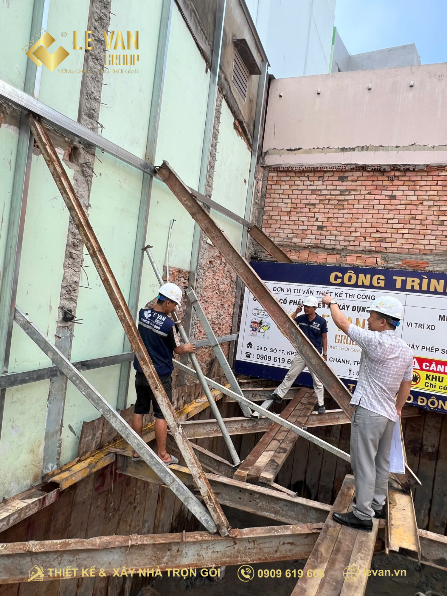 Giám đốc Lê Văn trực tiếp theo dõi, tham gia giám sát công trình