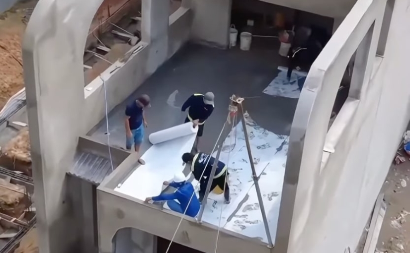 THI CÔNG CHỐNG THẤM MÀNG PPE SÂN THƯỢNG CỦA XÂY DỰNG LÊ VĂN GROUP