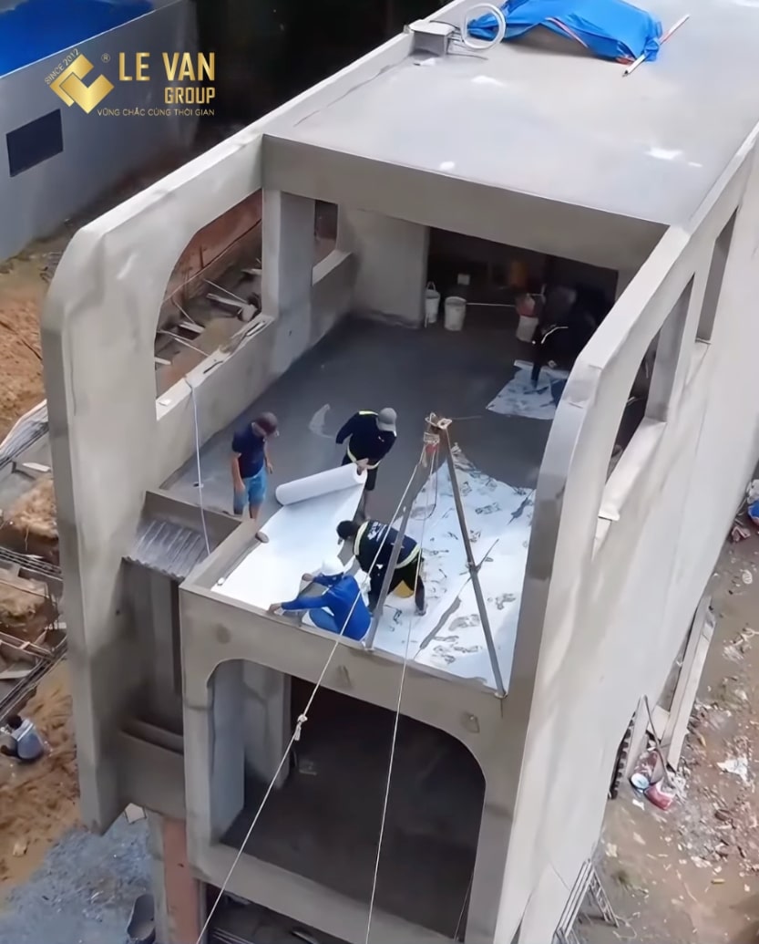 THI CÔNG CHỐNG THẤM MÀNG PPE SÂN THƯỢNG CỦA XÂY DỰNG LÊ VĂN GROUP 