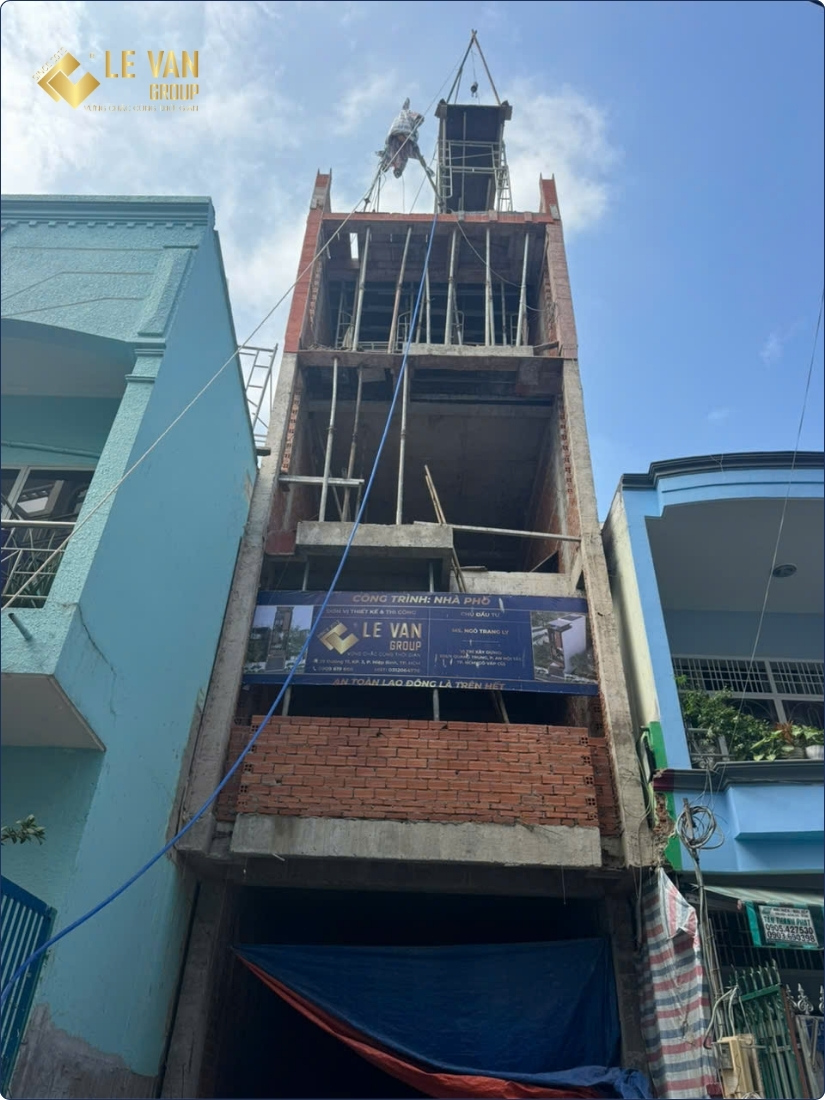 Đổ bê tông sàn mái - chi Trang Ly